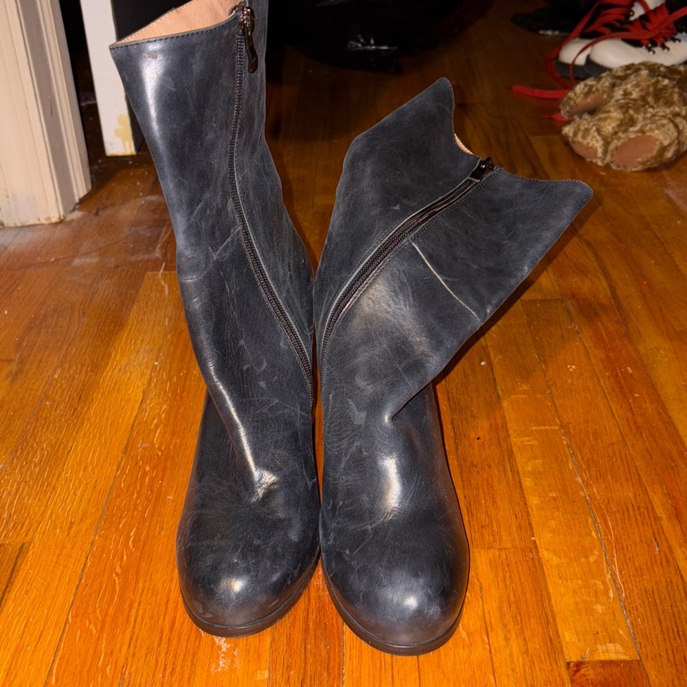 Boots - Picture 3 of 5